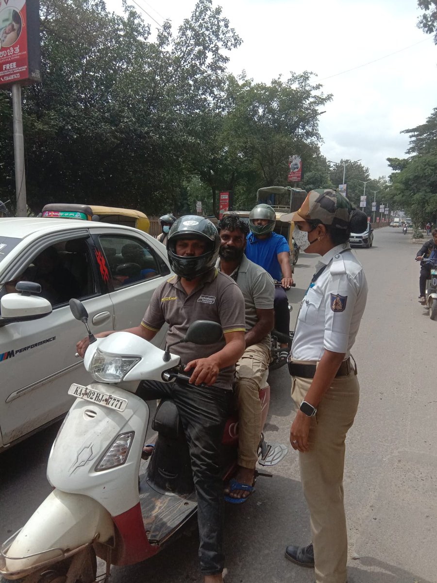 wftrps's tweet photo. @CPBlr @Jointcptraffic @DCPTrEastBCP @acpwfieldtrf @BlrCityPolice @blrcitytraffic ವೈಯಕ್ತಿಕ ಸುರಕ್ಷತೆ ಮೊದಲು ಪ್ರತಿಯೊಂದು ಸವಾರಿಗೂ ರಕ್ಷಣೆ ಬೇಕು. ಗುಣಮಟ್ಟದ ಹೆಲ್ಮೆಟ್ ಧರಿಸಿ
#WhitefieldTrafficPS #HelmetLifeSaver #ProtectHead
ಹೆಲ್ಮೆಟ್ಗಳು ಸವಾರ ಮತ್ತು ಹಿಂಬದಿ ಸವಾರ ಇಬ್ಬರಿಗೂ ಅತ್ಯಗತ್ಯ. ಸುರಕ್ಷತೆಗೆ ಆದ್ಯತೆ ನೀಡೋಣ ಮತ್ತು ನಮ್ಮ ರಸ್ತೆಗಳನ್ನು ಎಲ್ಲರಿಗೂ ಸುರಕ್ಷಿತವಾಗಿಸೋಣ.
05.08.2025 🛵 https://t.co/CuHNrqYM4U