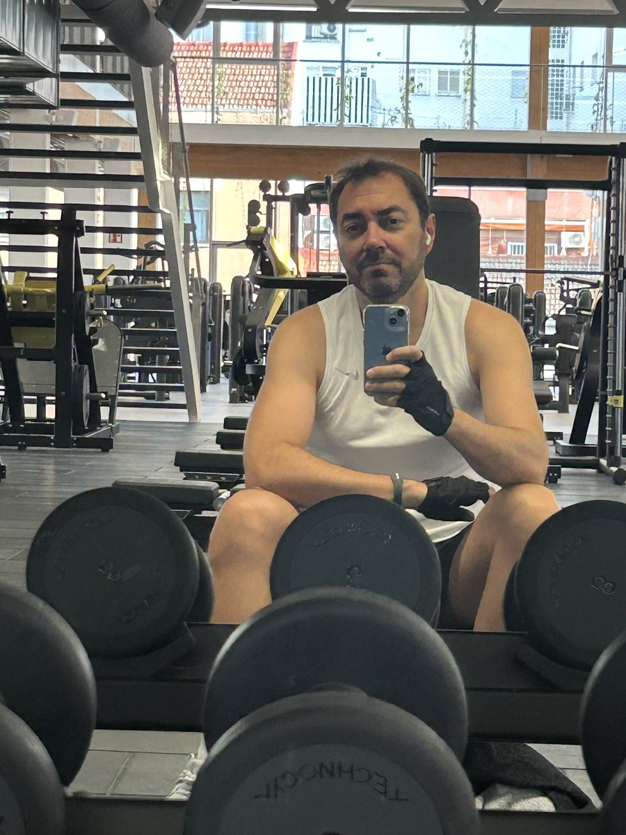 selfie innecesario nº (…)

incipiente sonrisa durante la entrenasión (is this endorfinas o pura ilusión calderoniana?)

buenos días!