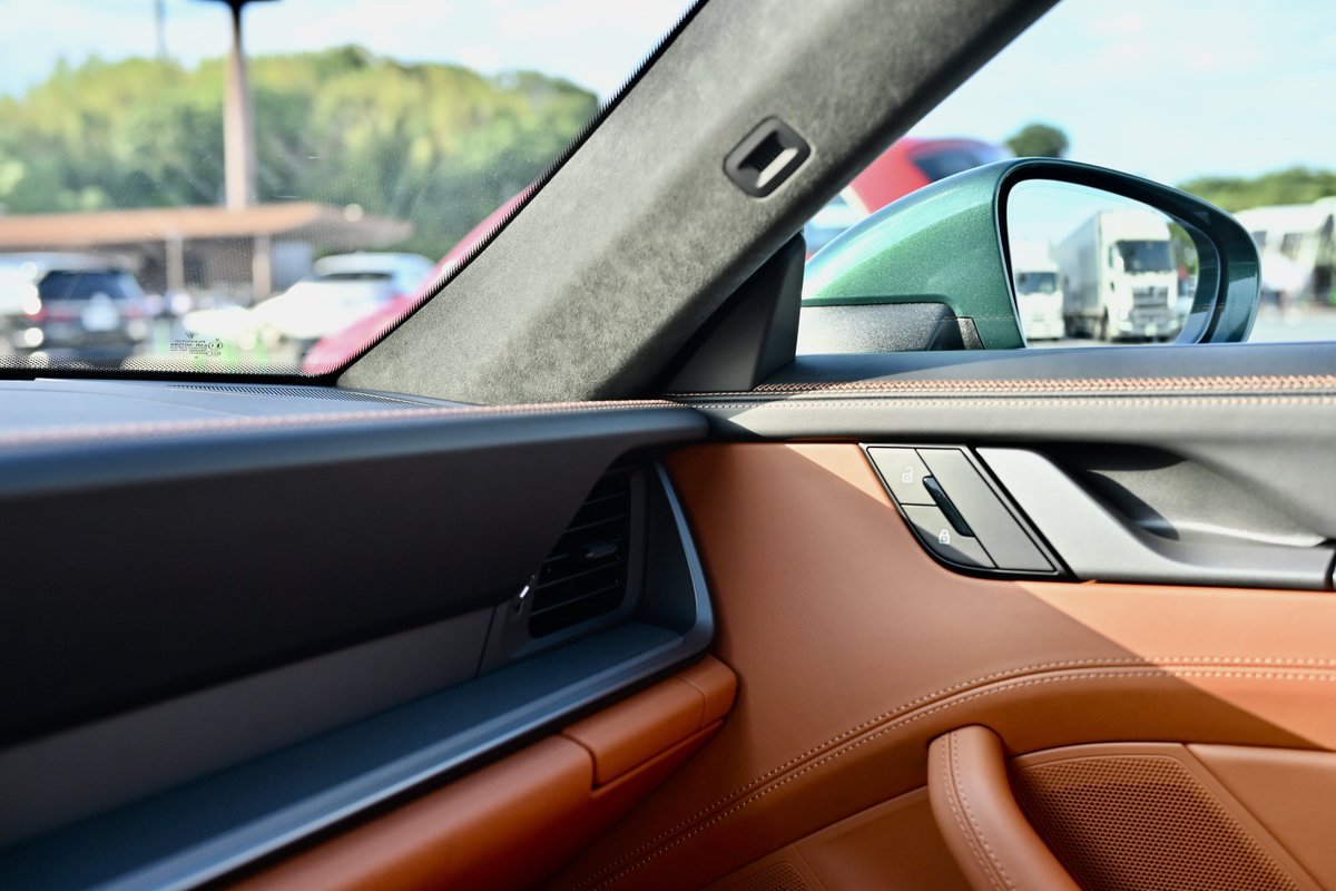911 Carrera (type 992.2)
 2ヶ月1300kmレビュー

•サイズ感
横幅1852mmであり1900-1950mmのパレットにも駐車可。
車高は結構高め。992.1Targa4Sとは変わらない。アルピナD3Sより高い。
コンビニやガソスタの入り口でもほぼ気を使わない。前期と変化なし。
•エンジン
6気筒ツインターボ。