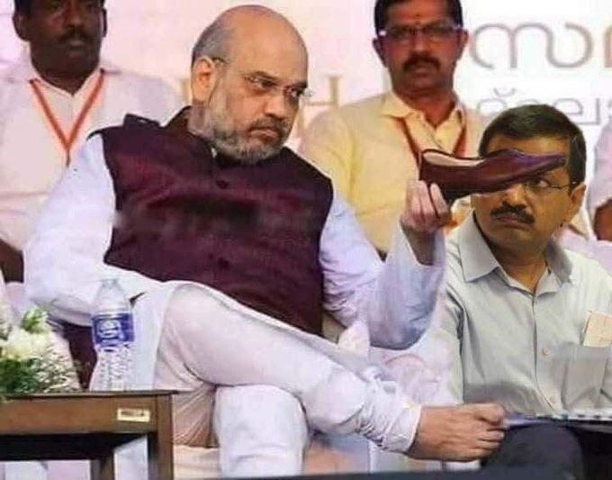 आदरणीय मोटाभाई ने आदरणीय लोकनायक को जूता रत्न से सम्मानित करने का प्रस्ताव पेश किया, पता नहीं आदरणीय बौने को यह क्यों नहीं पसंद आया। 
अब तो उनकी किस्मत में थप्पड़ लात जूते और परमपूज्य, देवतुल्य आदरणीय कप्तान साहब के द्वारा लिखित अलंकार ही लिखे हैं, वो भी ढोर की कलम से🙄😐😑