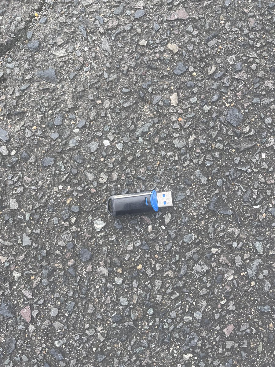 道にUSB落ちてた。これを拾って読み込んだら俺の人生変わるんかな。世界救っちゃいますかな。