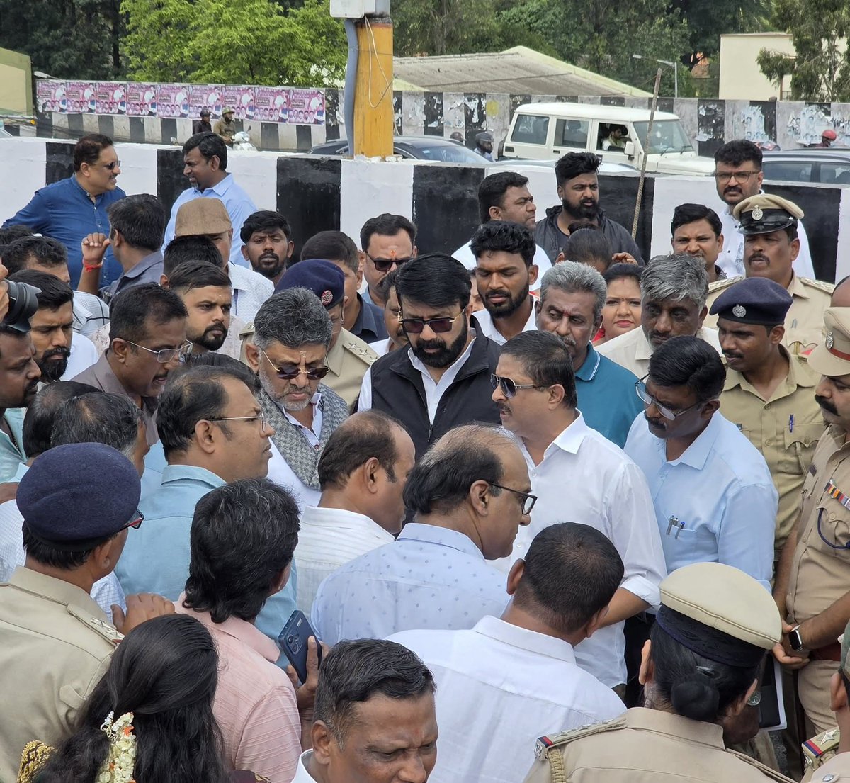 Byrathi Suresh (@byrathi_suresh) on Twitter photo Visited the ongoing Hebbal flyover project near Baptist Hospital with DyCM Shri <a href="/DKShivakumar/">DK Shivakumar</a> . Joined by BDA Chairman & MLA Shri <a href="/mlanaharis/">N A Haris</a> , ACS Urban Development, BDA & BMRDA officials including <a href="/BBMPAdmn/">Tushar Giri Nath, IAS</a> ,<a href="/Captain_Mani72/">Manivannan P 🇮🇳</a>, and Rajendra Cholan to review progress. Visited the ongoing Hebbal flyover project near Baptist Hospital with DyCM Shri <a href="/DKShivakumar/">DK Shivakumar</a> . Joined by BDA Chairman & MLA Shri <a href="/mlanaharis/">N A Haris</a> , ACS Urban Development, BDA & BMRDA officials including <a href="/BBMPAdmn/">Tushar Giri Nath, IAS</a> ,<a href="/Captain_Mani72/">Manivannan P 🇮🇳</a>, and Rajendra Cholan to review progress.