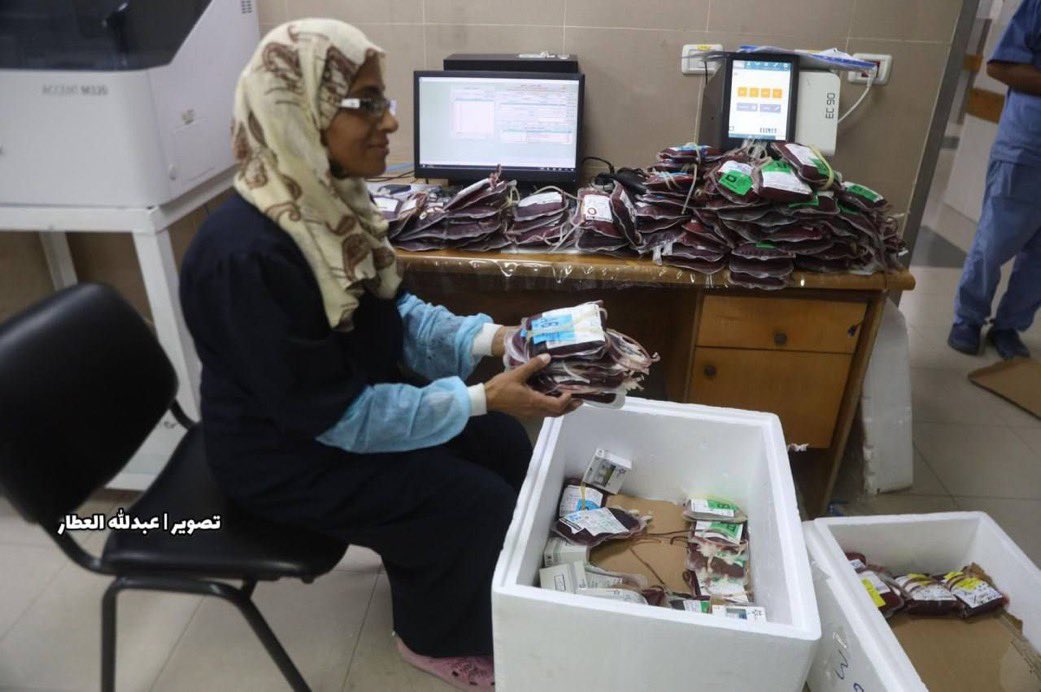 إعلام فلسطيني :

قام سكان الضفه الغربيه بالتبرع بالدم لسكان غزه وقد استلمها المعنين في غزه الليله الماضيه وايصالها إلى مستشفى ناصر في خان يونس جنوب قطاع غزة.