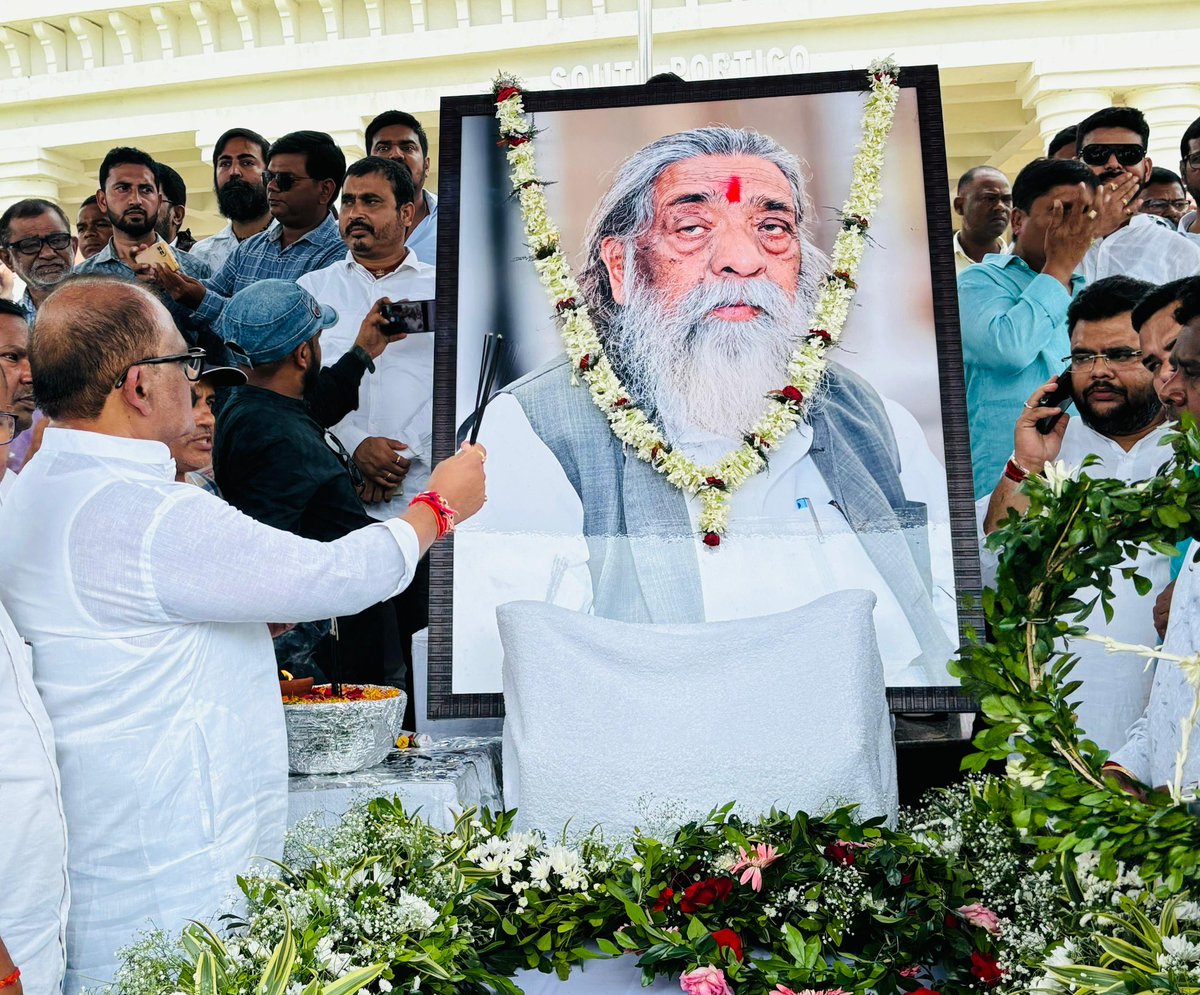 JMM_Garhwa's tweet photo. दिशोम गुरु की पूरी जिंदगी झारखंड के हक, अस्मिता और अधिकारों के लिए समर्पित रही।

हम सबकी जिम्मेदारी है कि उन्हें ��ह सम्मान दिया जाए, जिसके वे असल हकदार हैं।

श्री मिथिलेश जी की इन मांगों का समर्थन है। इन मांगों में इतिहास का सम्मान व भविष्य की प्रेरणा बसी हुई है।

@HemantSorenJMM https://t.co/Wk5yNm9drH
