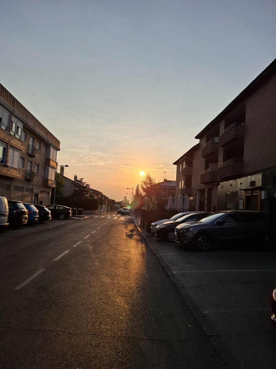 Esteruca12's tweet photo. Buenos días 🤗
Así sali y después llegue ,hidrataros q apriera el calor 2 horas de caminata para bajar las lorzas😂😂😂😂😂 q vamos se hace lo q se puede, pero con estos calores el helado me está engordando .
#SinComplejo
Ya llegará el invierno 🥵🥵 https://t.co/X47w1H8wRJ