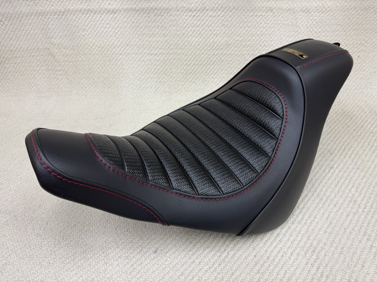 KandH_seat's tweet photo. 出荷数が増えてきておりますコチラ、
ローライダー用ソロシート。
カラー変更いただくことの多いハーレー用シートのなか、ステッチカラーのワンポイントに絞り落ち着いた仕上がりで完成でございます!
この度はご注文いただき誠に有難う御座いました。
〔アオシカ〕
#FXLR #FXLRS #FXLRST https://t.co/AkMhETGxJ2