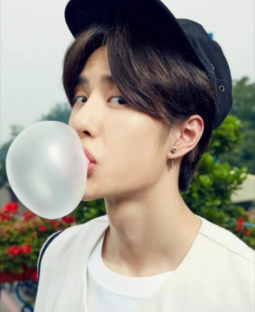 wxyzybxz's tweet photo. 17yo Yibo.         VS.                28yo Yibo https://t.co/zTrbDp27ZA