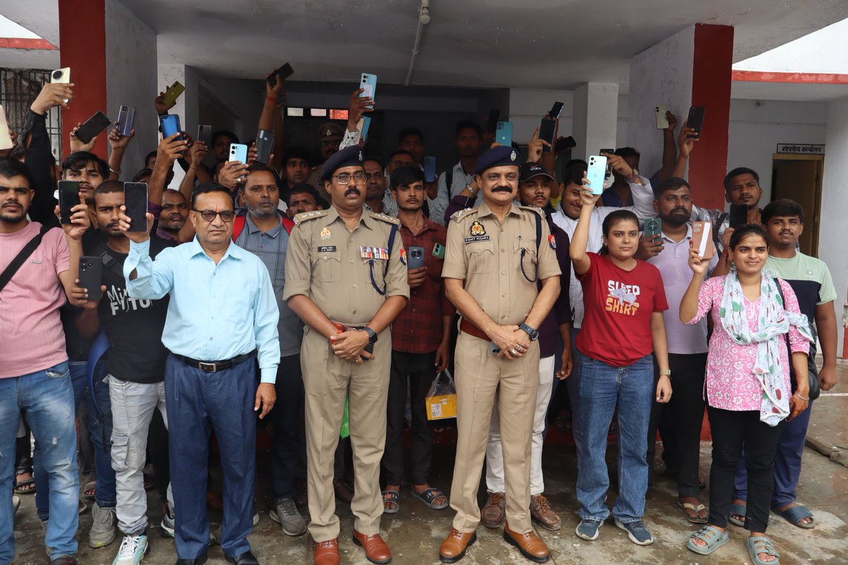 #पु०अ०रेलवे_लखनऊ श्री रोहित मिश्रा द्वारा पु०उपा०रे० <a href="/CO_Hrishikesh/">Hrishikesh Yadav DySP</a> के साथ GRP लाइन लखनऊ के संगोष्ठी भवन में यात्रियों के 221 गुमशुदा मोबाइल (कीमत करीब 35 लाख) को मोबाइल स्वामियों को सुपुर्द किया।
अपना खोया मोबाइल पाकर चेहरे पर आई मुस्कान।
<a href="/Uppolice/">UP POLICE</a> <a href="/upgrphq/">GRP UTTAR PRADESH</a> 
<a href="/dgpup/">DGP UP</a> <a href="/prakashdips/">PRAKASHDIPS</a>