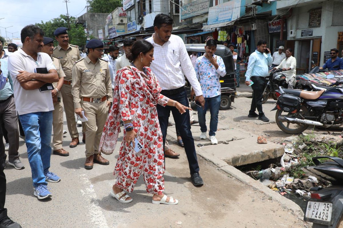 collectormahi's tweet photo. લુણાવાડા નગરમાં મહિલા પોલીસ સ્ટેશનથી ચારકોસીયા સુધી ટ્રાફિક નિયમન, કાયદો તથા વ્યવસ્થા અને રોડ સેફ્ટી અંગે સ્થળ મુલાકાત કરી જરુરી સૂચનાઓ આપવામાં આવી.
@CMOGuj @DDOMAHISAGAR @DDNewsGujarati @infomahisagar @JayantiRavi @revenuegujarat #RoadSafety https://t.co/DcT8FeqY5q