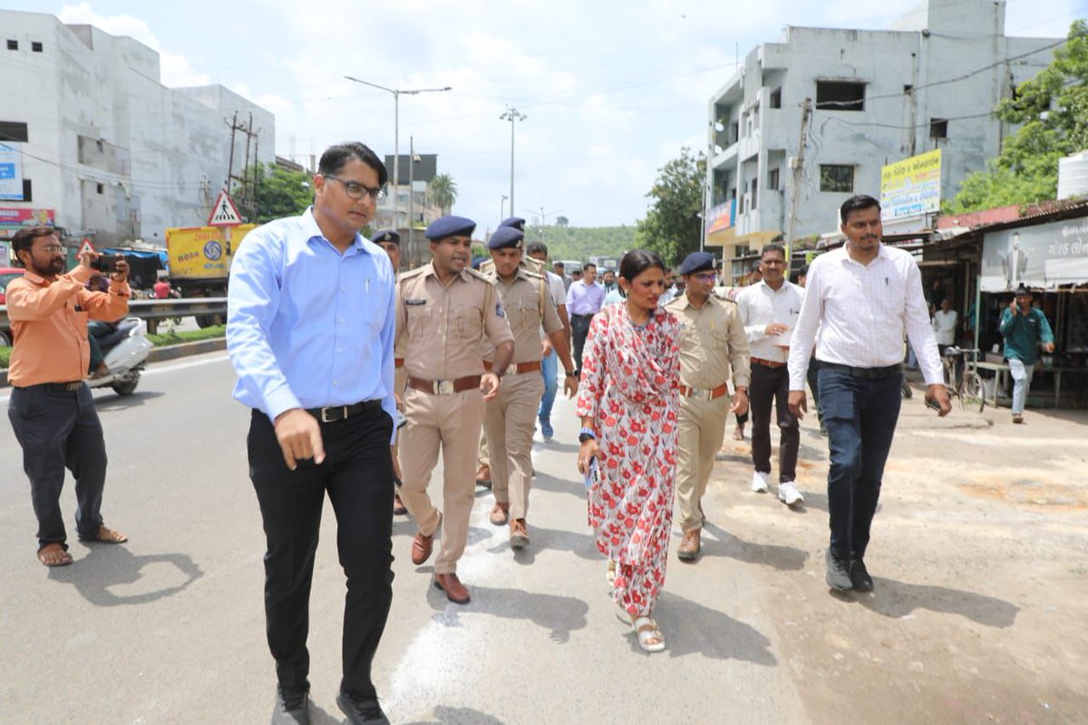 collectormahi's tweet photo. લુણાવાડા નગરમાં મહિલા પોલીસ સ્ટેશનથી ચારકોસીયા સુધી ટ્રાફિક નિયમન, કાયદો તથા વ્યવસ્થા અને રોડ સેફ્ટી અંગે સ્થળ મુલાકાત કરી જરુરી સૂચનાઓ આપવામાં આવી.
@CMOGuj @DDOMAHISAGAR @DDNewsGujarati @infomahisagar @JayantiRavi @revenuegujarat #RoadSafety https://t.co/DcT8FeqY5q