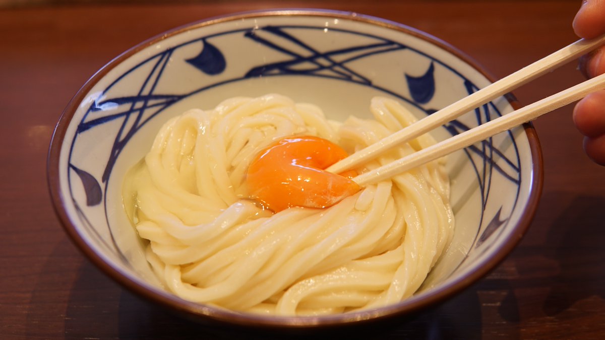 UdonMarugame's tweet photo. なめらなかな生玉子が、打ちたてもちもちのうどんにまとった #釜玉うどん に、甘くてほくほくな #さつまいも天 をのせてみました。そこに"だししょうゆ"と"香七味"をかけて完成。たまらないおいしさです。 #丸亀製麺 https://t.co/X6yGjpOzDT