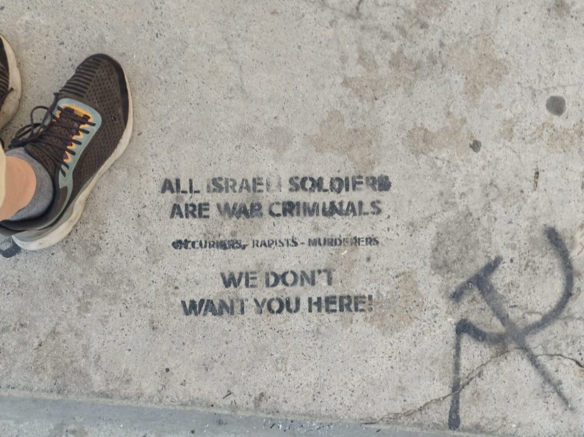 جميع الجنود الإسرائيليين مجرمون، مغتصبون، مريضون .

لا نريدكم هنا.

بعد مهاجمة رئيس بلدية أثينا، لاسرائيل التي قال ان إسرائيل ترتكب إبادة جماعية في غزه, يزداد الإضطهاد ضد الإسرائيليين، وتظهر مثل هذه العبارات في أماكن عديدة باليونان. ، فهناك ايضا حوادث ضرب مستمرة ضد اليهود هناك