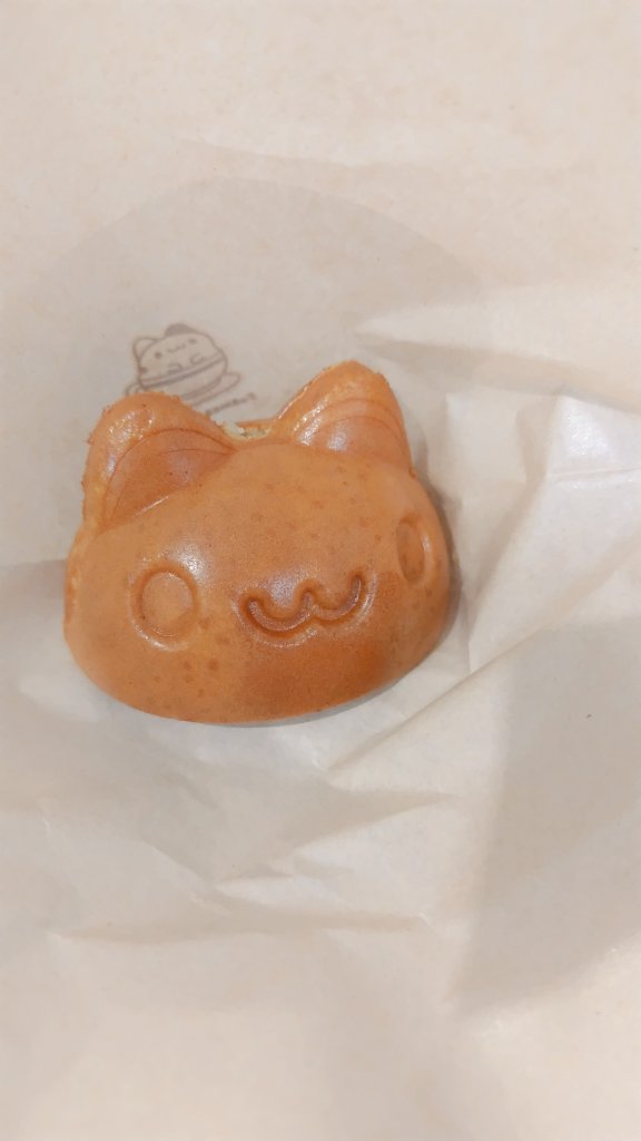 「猫虫Capooのフォームキャットカフェ」④あんバターカプーサンドと、アイスコーヒーの上にカプーちゃん焼きを乗せてもらいました。かわいすぎて食べられない。けどカプーちゃんの残酷さ見習って、わたくしめも頂きます！ガブリ！
#台湾旅行