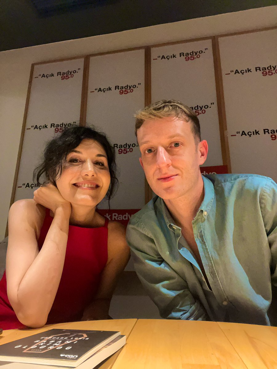 Dünyayı Çevirenler’de iki hafta boyunca Édouard Louis ile edebiyat ekseninde sınıf, kimlik, cinsellik, politika ve arkadaşlık bağları üzerine konuşuyoruz. Édouard’la derinlikli bir sohbetin şafağında ve iki hafta boyunca hem İngilizce hem Türkçe dublajlı kayıtlarla karşınızdayız.