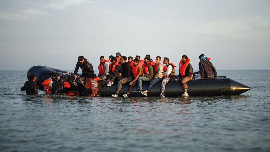 🚨🇫🇷🇬🇧 𝗔𝗟𝗘𝗥𝗧𝗘 𝗜𝗡𝗙𝗢 — L’accord franco-britannique sur les migrants entre en vigueur AUJOURD’HUI.

Désormais, les migrants arrivant par bateau au Royaume-Uni seront détenus, puis RENVOYÉS EN FRANCE.