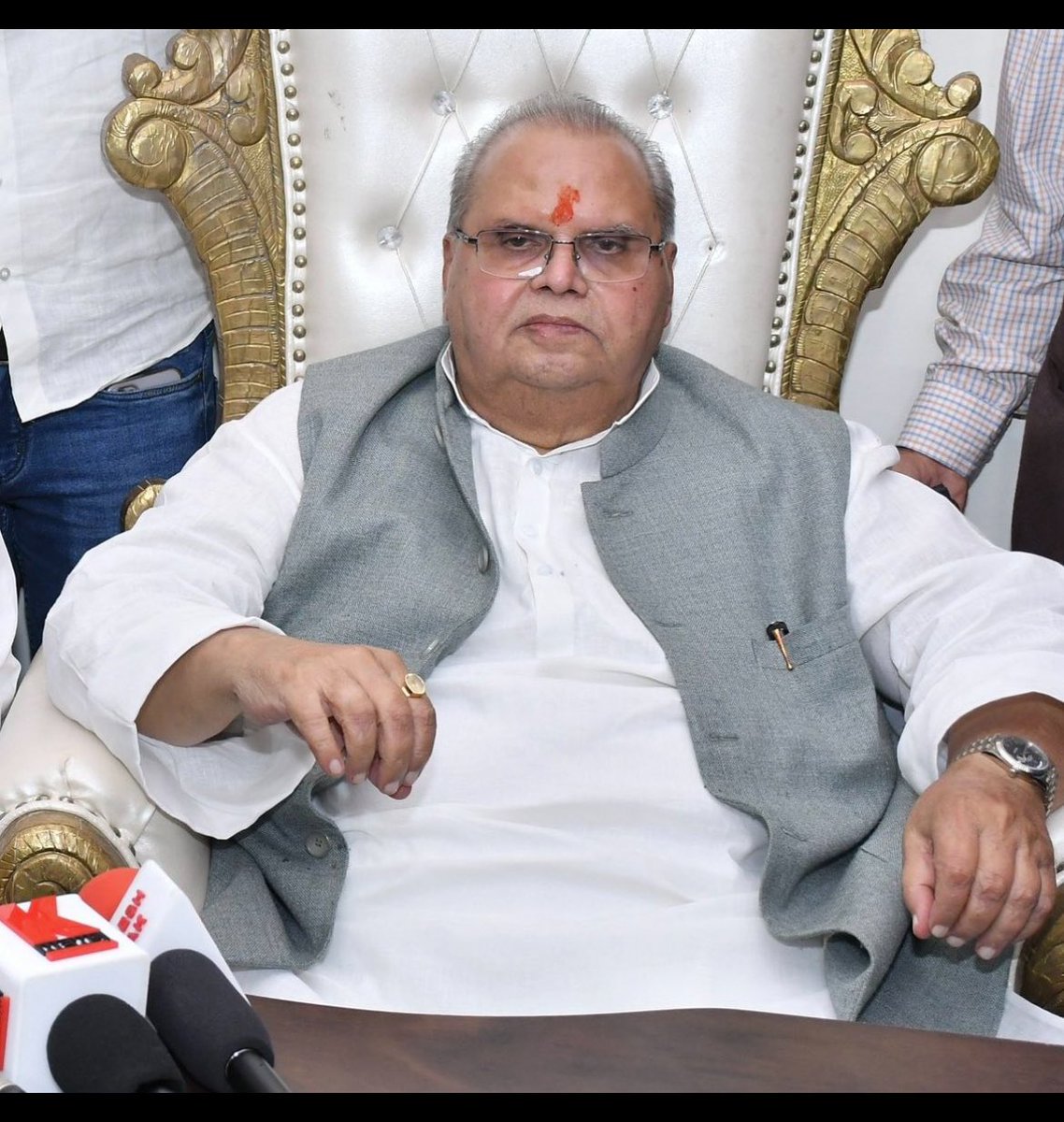 एक ऐसा राजनेता जो इतने साल राजनीति में रहे , गवर्नर जैसे पदो पर भी रहे लेकिन ईमानदारी हमेशा अपने खून में ज़िंदा रखी 💯✅ 
जब ईमानदारी पर आँच आने लगी तो सता के ख़िलाफ़ गये और तब घर पर ED और सीबीआई सब आई लेकिन दो कमरे के मकान के अलावा कुछ ना मिला ✅💯 
मेरे जाट समाज के एक कोहिनूर