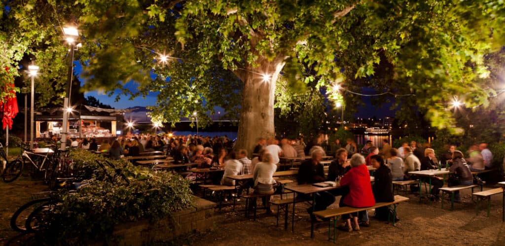 ENCExplorer's tweet image. History comes to life at Elizabeth City's heritage festivals! 🏛️📜 Enjoy reenactments, historic tours, and cultural celebrations that honor the past. #HistoricFestivals #ExploreNC rfr.bz/tbcdc61