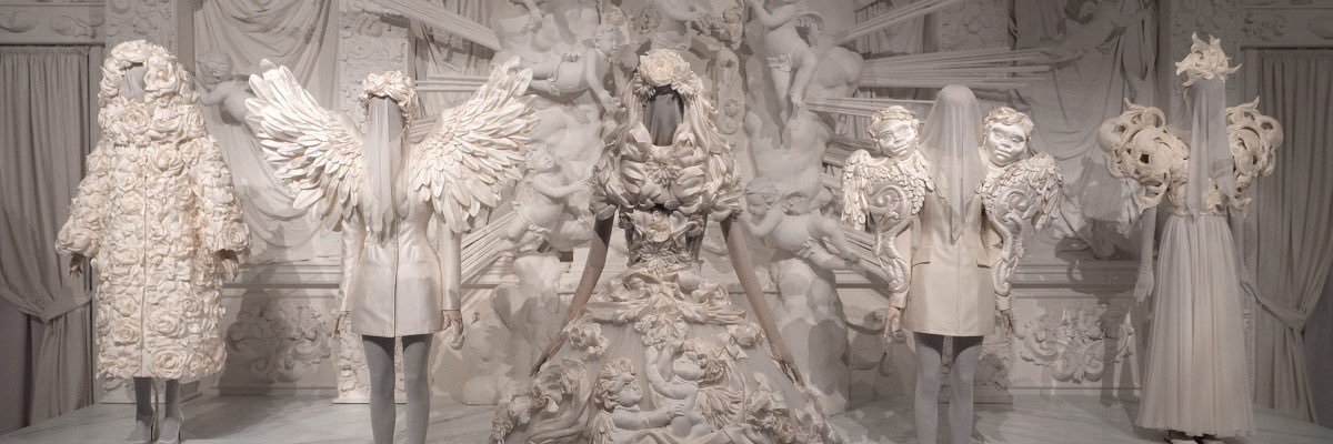 Un racconto emotivo dell’identità italiana dove ogni piega e cucitura si caricano di una valenza gestuale e narrativa: la #moda, come l’arte, è un linguaggio complesso, corale e profondamente umano
Caterina Panetta su "Dal cuore alle mani: Dolce&amp;Gabbana" | fatamorganaweb.it/dolce-e-gabban…