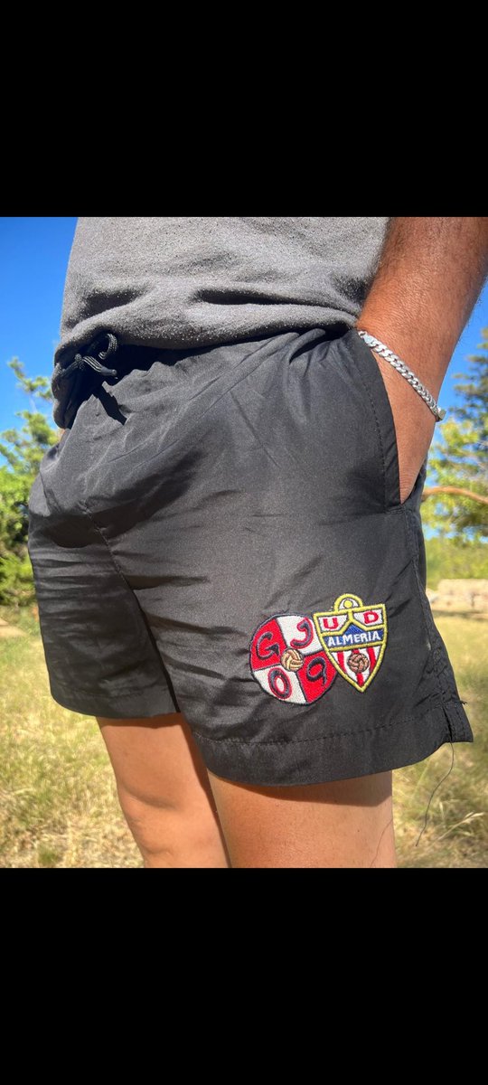 Nuevo material.
Bufandas 15€ 
Bañadores 20€. (Sólo tallas M y L)

Mañana estaremos en las taquillas de tribuna por la tarde para pagar la cuota de los últimos huecos que quedan.
Se podrá comprar material.