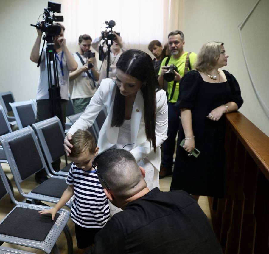 У Евгении Гуцул двое детей, ее младшему сыну всего 3 года. Он еще не понимает, что людоеды лишили его мамы на семь долгих лет. 

Понять смысл чудовищного срока для женщины с детьми просто невозможно.