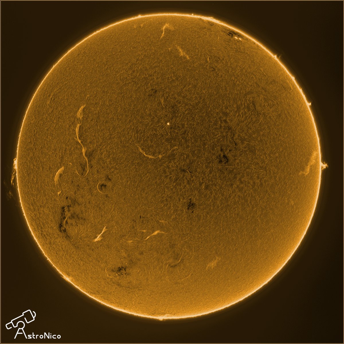 Un jour peut-être le reverrai-je!!!  😭😭😭 tu me manque le soleil !!! bon... j'ai au moins réussi à faire ça c'est déjà pas mal 🤣 (vieux fichier re-traité ^^) (image faite avec l'héliostar 76) on le fera bientôt en live ici: twitch.tv/astronico67 #soleil