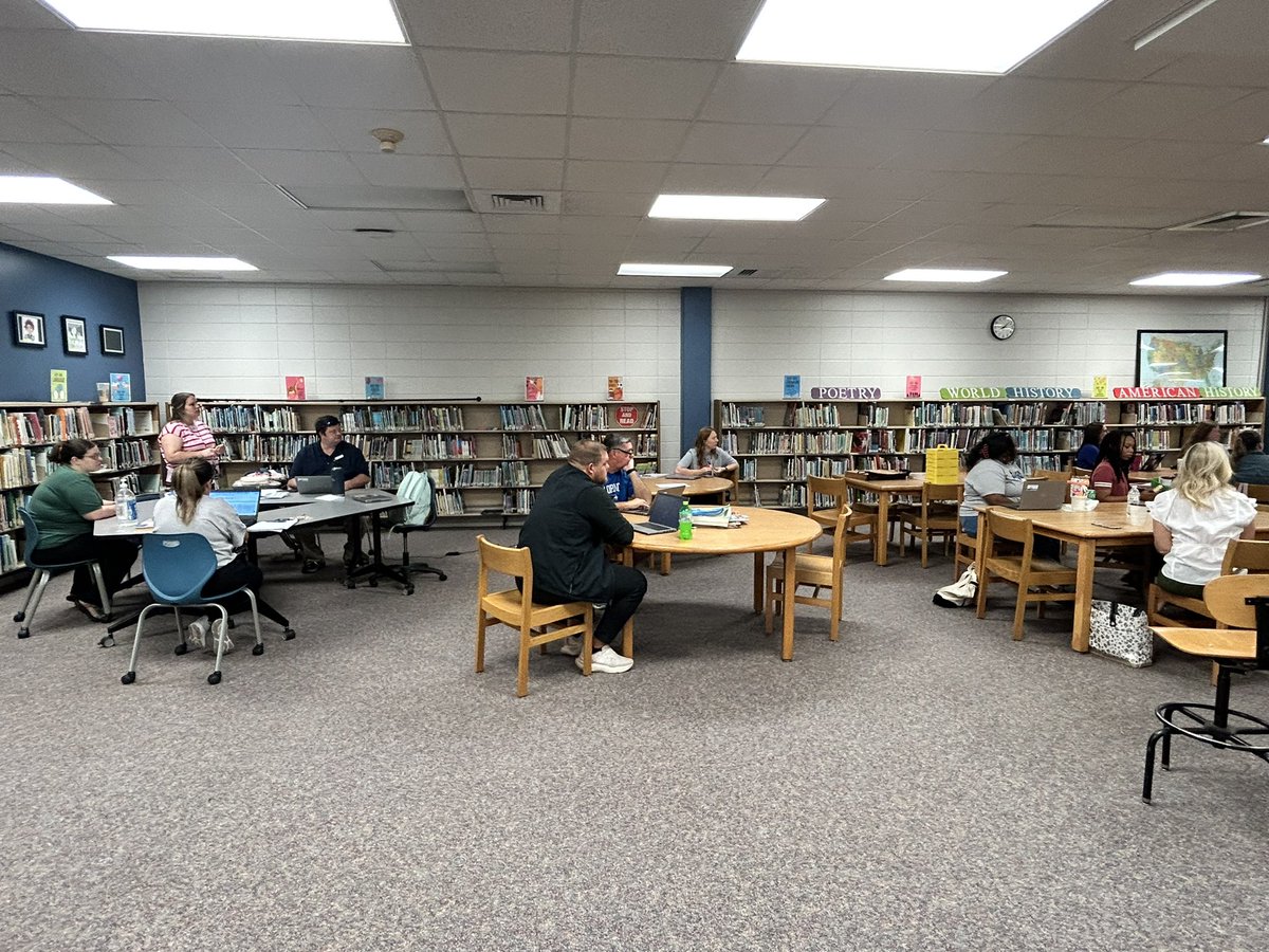 Is starting my <a href="/FCSLearn/">FlorenceCitySchools</a> Data Day rounds at <a href="/RGHibbettElem/">Rufus G. Hibbett Elementary</a> as <a href="/darrinlett/">Dr. Darrin Lett</a> introduces the learning for the day.  #fcslearn  #BackwardsDesign #yoursystemourcommunityoneflorence #IG2BAFF #hardworkpaysoff