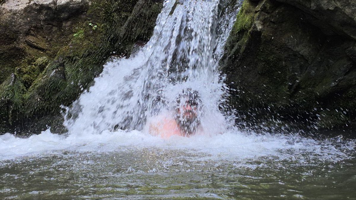 У вас там может быть пятизвёздочные отели с джакузями, а мы вот с <a href="/EShvedunova/">Столбчатая отдельность</a> отмокаем в водопаде среди леса, что гораздо лучше!