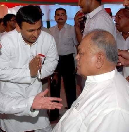 *वह नेता जिन्होंने अखिलेश यादव को राजनीति में लाने के लिए मुलायम  सिंह को सहमत किया.*.

1999 के लोकसभा में मुलायम सिंह कन्नौंज और संभल से एक साथ चुनाव जीते थे. मुलायम सिंह ने कन्नौंज से इस्तीफा दे दिया. अब सवाल यह था कि कन्नौंज उपचुनाव में किसे प्रत्याशी बनाया जाए?

इस संबंध में