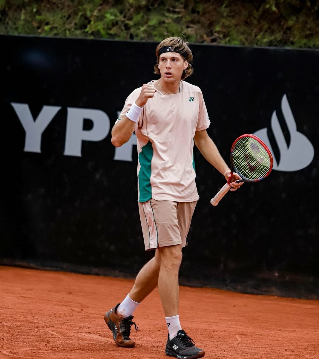 El argentino Lautaro Midón (274 ATP) apabulló al brasileño Pedro Boscardin Dias (355 ATP), por 6-2 y 6-1, para avanzar a la segunda ronda del Challenger de Bonn🇩🇪. El correntino, que está en el mejor ranking de su carrera, enfrentará a Mats Rosenkranz🇩🇪 en la siguiente ronda.