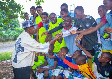Oladimeji Oshode (@olathrill) on Twitter photo Deborah Abiodun (<a href="/Abiodundebby100/">Abiodun Deborah Ajibola (O.O.N)</a>) celebrating her WAFCON triumph with the next generation! 🏆💫
A living reminder that with passion, belief, and hard work, dreams do come true. ✨⚽
#WAFCON2024 #DeborahAbiodun #SuperFalcons #InspireTheNext #NaijaPower Deborah Abiodun (<a href="/Abiodundebby100/">Abiodun Deborah Ajibola (O.O.N)</a>) celebrating her WAFCON triumph with the next generation! 🏆💫
A living reminder that with passion, belief, and hard work, dreams do come true. ✨⚽
#WAFCON2024 #DeborahAbiodun #SuperFalcons #InspireTheNext #NaijaPower