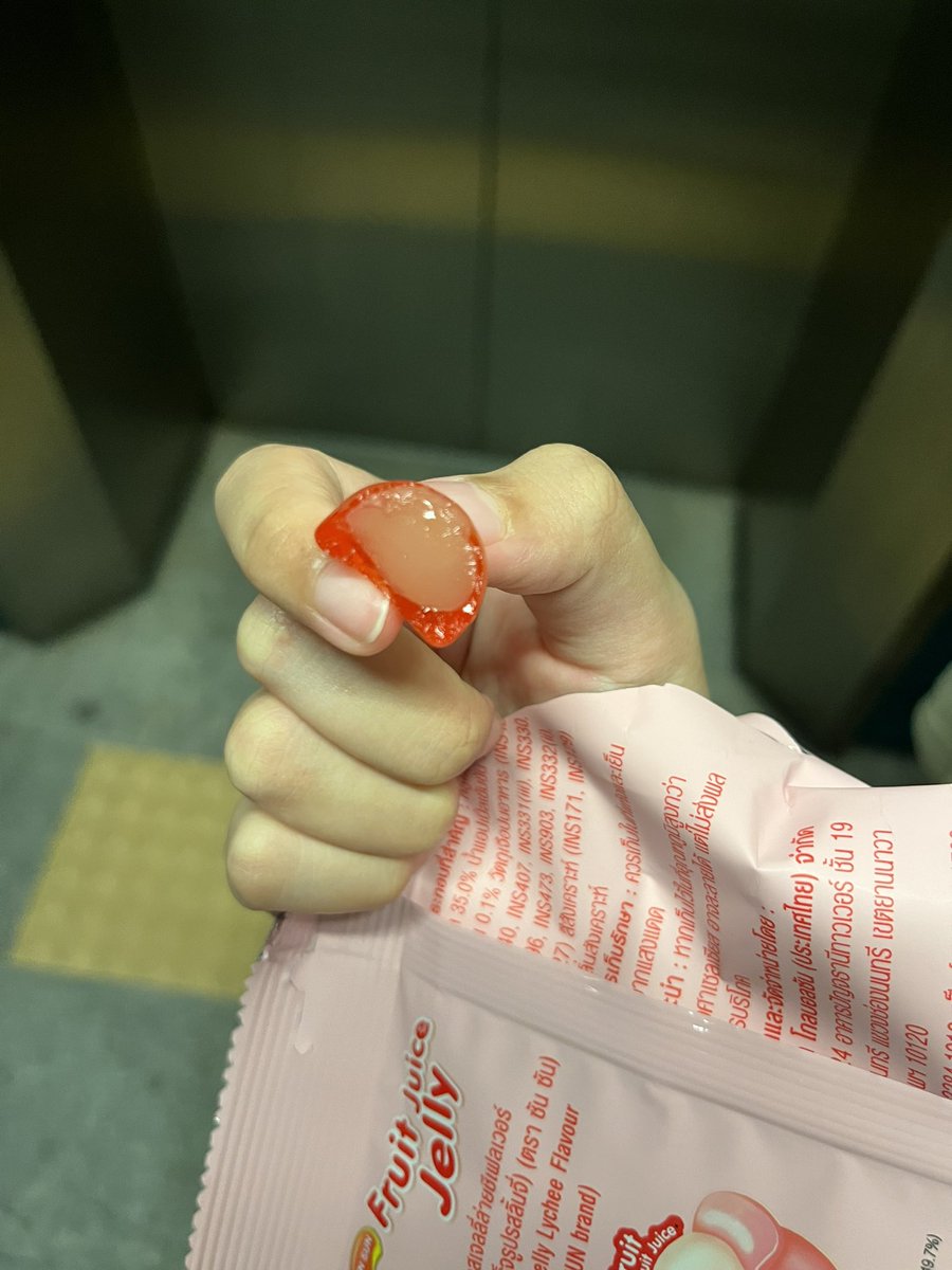 ใครชอบกินเยลลี่จะเลิฟมากๆๆๆ 🥺 ถ้าเคยกินเยลลี่ปอกเปลือกแบบในติ้กตอก แบบนั้นเลย แต่จะนุ่มๆ กว่า ถุงละ 19 อร่อยมากๆๆๆๆๆ เนื้อจะแยกกัน ข้างนอกจะมีความเนื้อแข็ง+เหนียวกว่าด้านในที่เป็นไส้ 

พิกัด ซื้อที่ B2S สายไหมอเวนิว ไม่แน่ใจสาขาอื่นมีไหม แต่มีเถอะขอร้องงงง