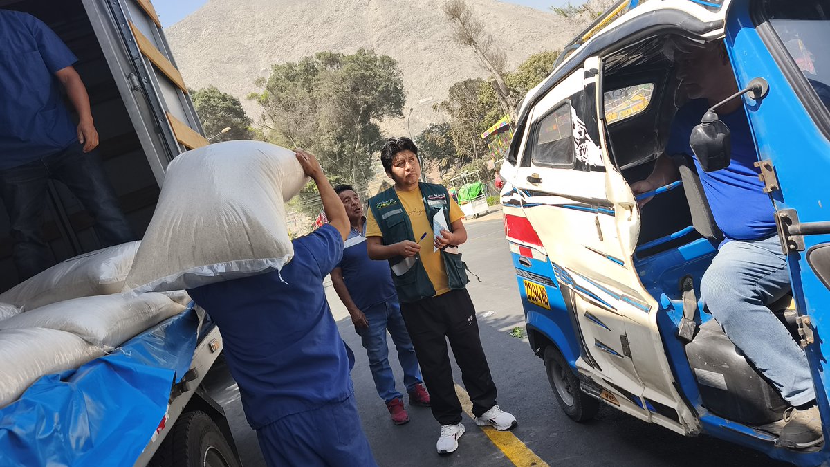 🍚 ¡𝗦𝗲𝗴𝘂𝗶𝗺𝗼𝘀 𝗮𝗯𝗮𝘀𝘁𝗲𝗰𝗶𝗲𝗻𝗱𝗼 𝗮 𝗻𝘂𝗲𝘀𝘁𝗿𝗼𝘀 𝗰𝗼𝗺𝗲𝗱𝗼𝗿𝗲𝘀 𝗽𝗼𝗽𝘂𝗹𝗮𝗿𝗲𝘀! 🫘

Gracias a la colaboración con el MIDIS, realizamos entrega de productos esenciales de la canasta básica, como arroz, aceite, pallares y atún, en el Jirón Callao.