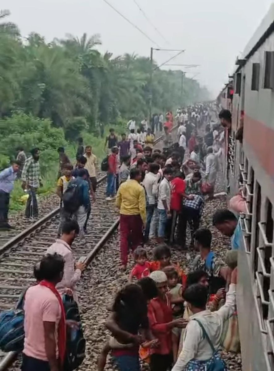 मुरादाबाद से नजीबाबाद आ रही ट्रेन कोई घंटे तक  नगीना धामपुर के बीच में रोकना पड़ा। बताया जा रहा की आग लगने की अफवाह के चलते ट्रेन में बहुत अफरा तफरी भी मची है।  <a href="/RailwaySeva/">RailwaySeva</a> <a href="/drm_mb/">MB Division NR</a> <a href="/RailMinIndia/">Ministry of Railways</a> <a href="/spgrpmoradabad/">SP GRP Moradabad</a> <a href="/Uppolice/">UP POLICE</a> <a href="/upgrphq/">GRP UTTAR PRADESH</a> <a href="/bijnorexpress2/">Bijnor Express</a> <a href="/rpfnrmb/">RPF MORADABAD DIVISION</a> <a href="/RPF_INDIA/">RPF INDIA</a>