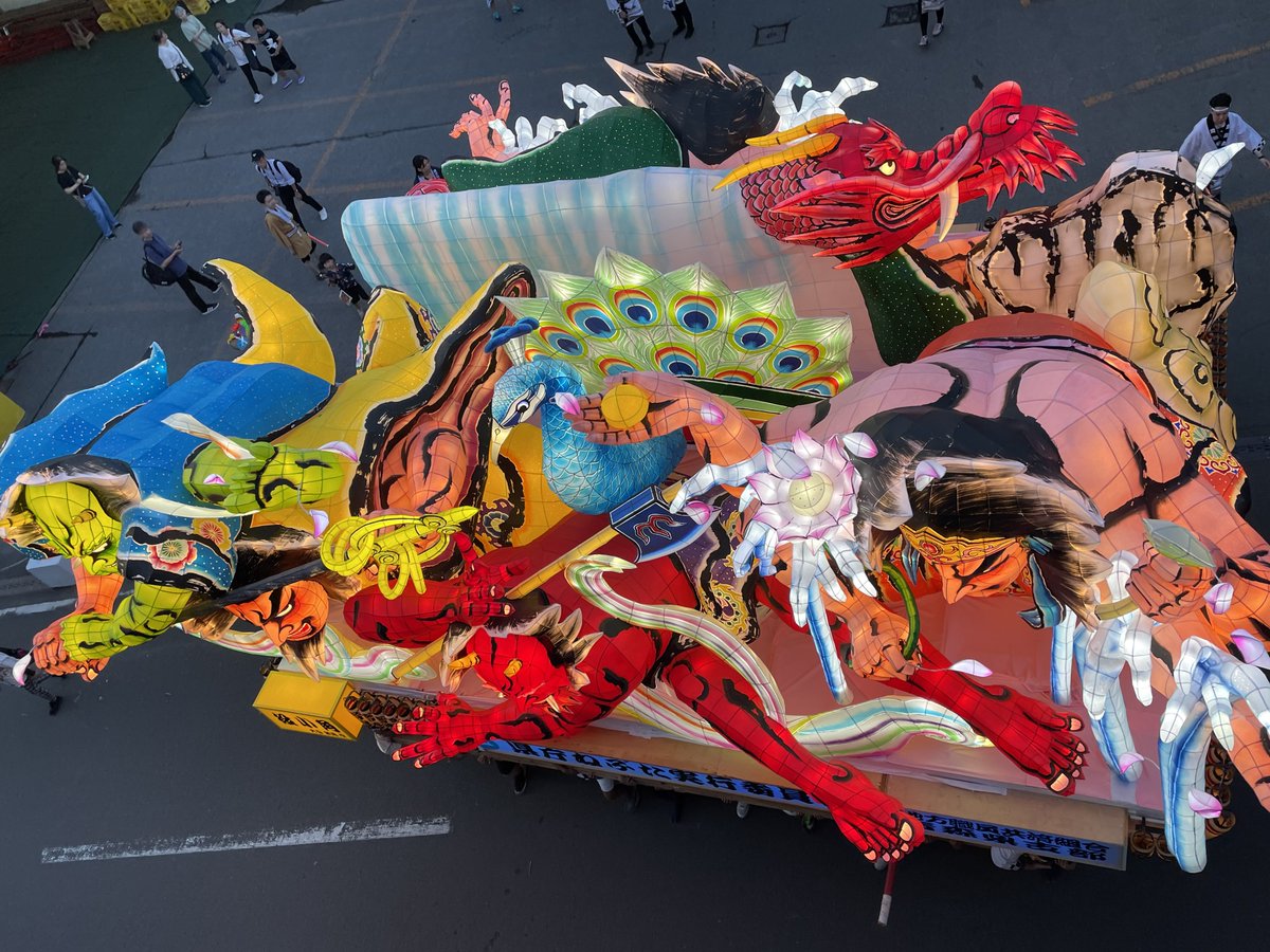 県庁ねぶた。

鬼や波、孔雀などが配され、見た目が飽きないねぶた。。。