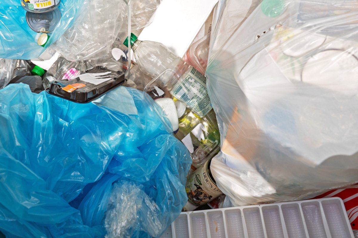 🚯 In Genf findet eine #UN|-Plastikkonferenz mit Vertreter:innen aus 160 Staaten statt. Das Ziel: eine Obergrenze für die Plastikproduktion zu definieren. Ein neues Dossier der Parlamentsdirektion befasst sich mit dem internationalen Abfallhandel. ➡️ parl.at/goX-