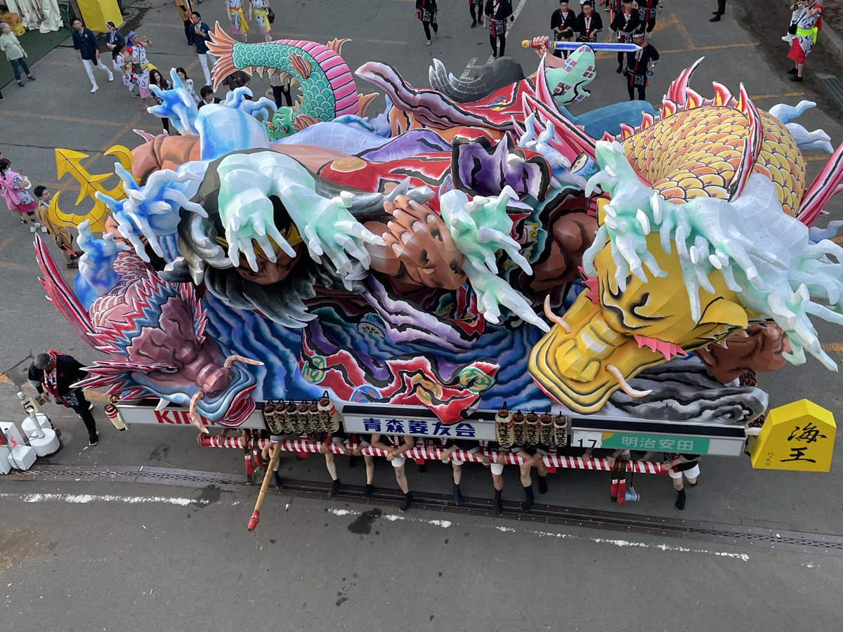 菱友会ねぶた。

埋め尽くさんばかりの海に、鯱が踊るねぶた。
荒々しさと美しさ、雄大な海。。。