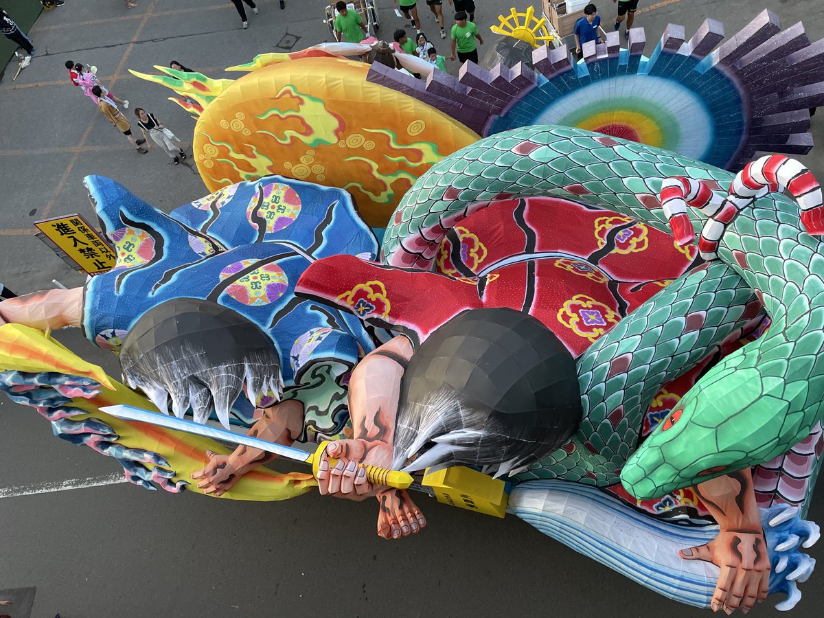 青森山田学園ねぶた。

月に灯る炎や、送りの天照大御神が背負う光が宇宙のような輝きを纏うねぶた。。。