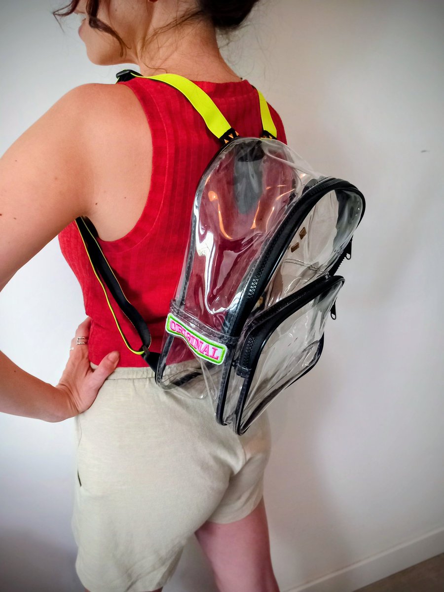 MoriPerri's tweet image. ♻️⚠️⚠️Disponible⚠️⚠️ Mochila de material plástico de tamaño mediano con asas en amarillo fosforito y detalle de tachuelas por delante. Es única y original, para perras selectivas #modacreativa #modasostenible #ropasegundamano #mochilas #perramendez #modasegundamano #modalocal
