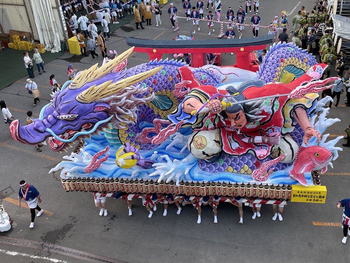 マルハニチロねぶた。

波のようにうねる龍が、珊瑚礁のような色合いにより生み出される美しさ。。。