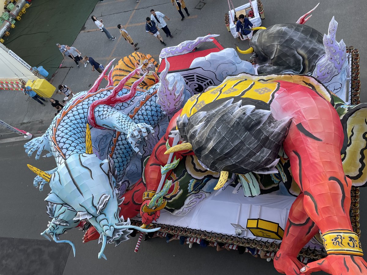 ねぶた愛好会。

背後から覗かせる寅と丑。
陰陽道のシンボルを背負い、未来を見つめるねぶた。。。