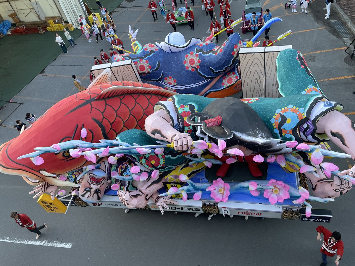サンロードねぶた。

赤々とした巨大な鯉と、散らばる蓮の花。
下敷きとなる坊主は、哀れ也。。。