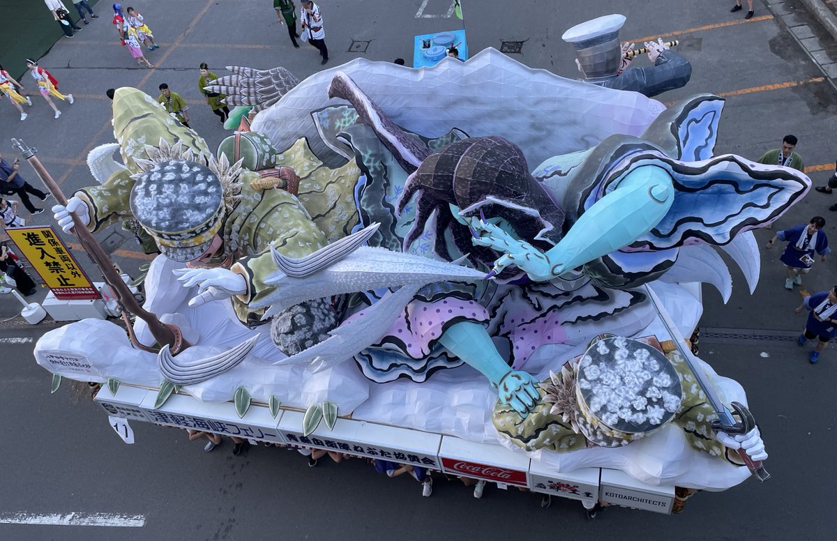 自衛隊ねぶた。

帽子に積もる雪、
新雪のようにフカフカした綿が装飾された、新たな雪の表現。。。