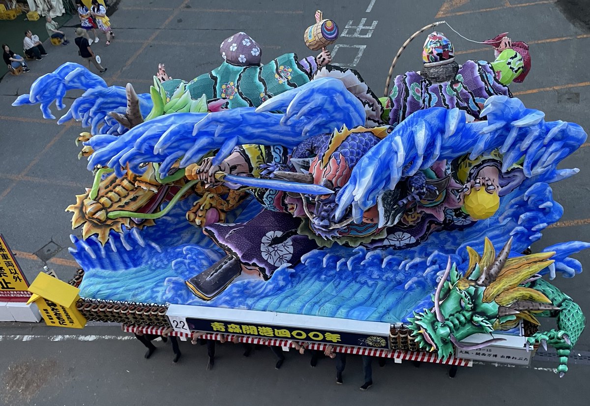 市役所ねぶた。

龍神の脇や背から飛び出す波が、従える龍のように押し寄せる。。。