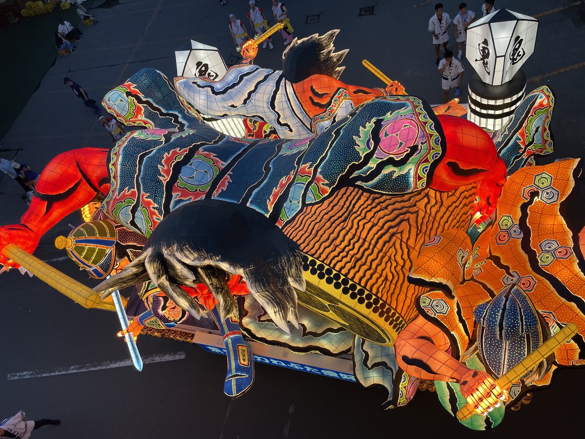 東北電力ねぶた。

メインに据える大鬼が力強く広がるねぶた。。。