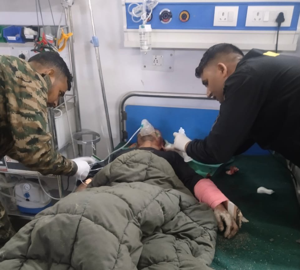 AIRNewsHindi's tweet image. उत्तराखंड के उत्तरकाशी जिले में बादल फटने की घटना में कठिन परिस्थितियों के बावजूद लगभग 20 लोगों को बचाया गया। 

लापता लोगों की तलाश जारी है। मंगलवार दोपहर करीब 1:45 बजे हर्षिल के पास धराली गांव में बादल फटा।

#MudslideReliefOperations #uttarkashicloudburst