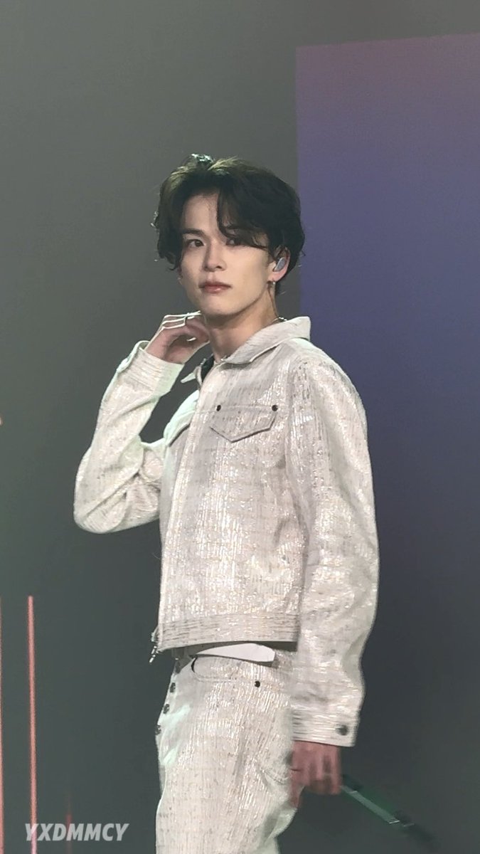 얼굴이 이르케 작을수있다고
붓기가 아예 없잖아 아 내왕자님 ㅠㅠ!!!!