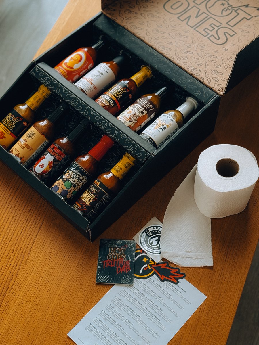 JohnnyLeinny's tweet image. Решено: мой желудок, анус и вкусовые рецепторы своё отработали – будем прощаться на высокой ноте. Был заказан весь ассортимент @Heatonist для дегустации их соусов. Набор из 10 соусов с разбросом остроты от 1400 SHU (сковилей) до, внимание, 2 693 000 SHU.
Я очень надеюсь, что…