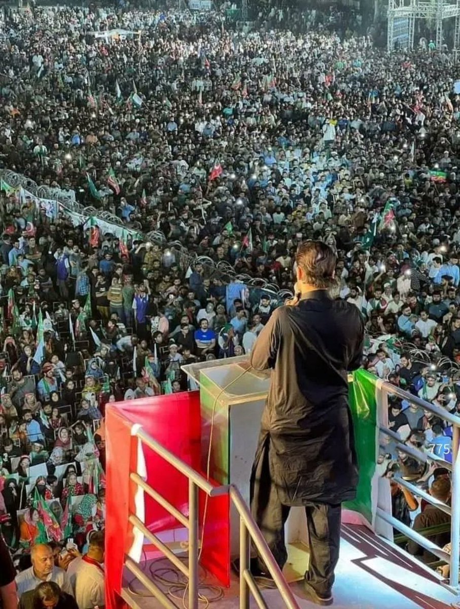 "نکلیں! پاکستان کی خاطر، اپنے قائد عمران خان کی خاطر، اپنے روشن مستقبل کی خاطر!"