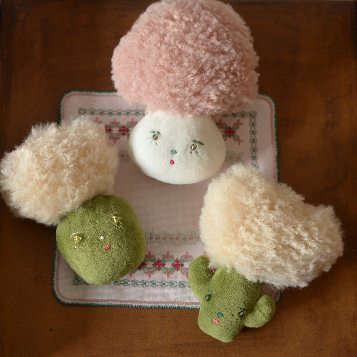 猫の口もとがたまらなく好きなので、ぬいぐるみも口もとにこだわって作っています🪡
一匹ずつ手縫いで仕上げているので、それぞれに個性があり、表情も少しずつ違います🐈‍⬛

#ぬいコレ