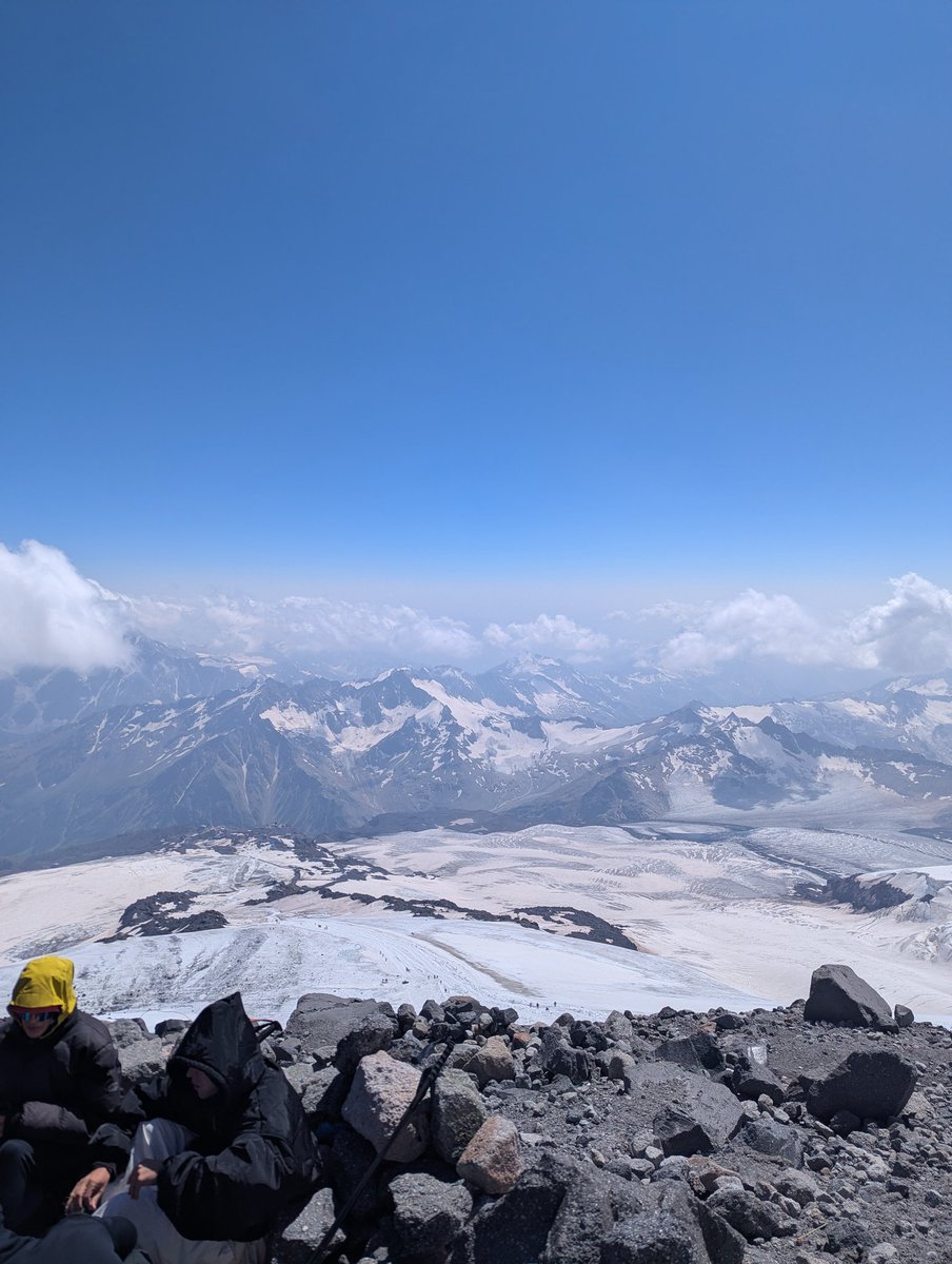 Раскайфовка закончилась, начались высотные страдания. Ультрамарафоны бегать в разы легче имхо (если только не высокогорные, вероятно)

Зато виды с высоты 4800 - разъеб
